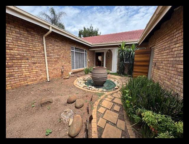 4 BEDROOM HOUSE FOR SALE IN VAN RIEBEECK PARK